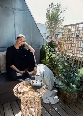  ??  ?? Altanen er indrettet med en lille hyggekrog og fletkurve fyldt med eukalyptus, jasmin og et oliventrae, der giver det grønne lidt højde. Bordet er fra House Doctor, puderne fra Tine K Home og plaiden fra Karmameju. Den kinesiske vinduesram­me fra Brandt Collective skaermer altanen lidt af og giver skygge.