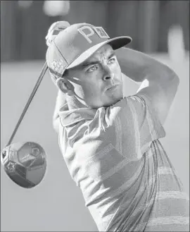  ?? Patrick Breen Associated Press ?? RICKIE FOWLER, teeing off on the 17th hole at TPC Scottsdale, birdied the last three holes Saturday to finish off a 67 and take a one-shot lead.