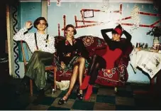  ??  ?? En la imagen grande, foto de Ellen von Unwerth, con ropa de John Galliano (1994). De arriba abajo: Stella Tennant, Matthew Avedon y Ansel y Warren Elgort de Gaultier Paris, en una foto de Arthur Elgort (1990); imagen de Ellen von Unwerth con Kirsty Hume y Vikram Chatway, de Yohji Yamamoto (1997); Konstantin Goncharov e Irina Kuksenaite en una foto de Arthur Elgort (2000).