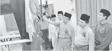  ??  ?? Abang Johari hitting a 'beduk' to officiate the gathering. Abang Jemat is at second right.