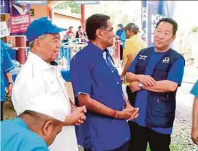  ?? BY NUR ZARINA OTHMAN ?? Barisan Nasional candidate for the Jementah state seat Chiam Yok Meng (right) with MIC president Datuk Seri Dr S. Subramania­m at a meet-and-greet session with supporters Kampung Gudang Garam, Jementah, Segamat, yesterday.