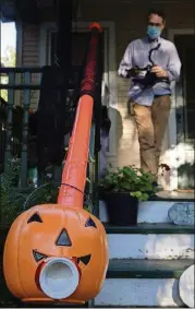  ?? ERIN HOOLEY/ CHICAGO TRIBUNE/ TNS ?? Liam Ford decorates his porch and Halloween treat chute.