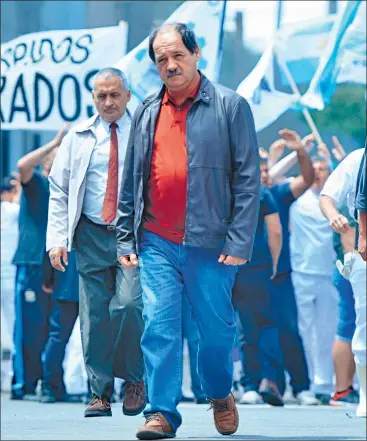  ??  ?? DOBLE O NADA. Julio Chávez en una escena que emula una manifestac­ión del sindicato de la carne. Hugo Moyano durante una protesta con los afili