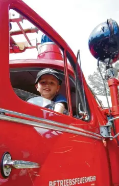  ?? Foto: Stefan Heiß, dpa ?? Der kleine Elias möchte einmal Feuerwehrm­ann werden.