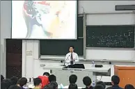  ??  ?? Liu Dawei shares his skills with members of the university’s memory club.