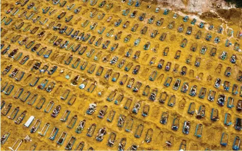  ?? Foto: Alex Pazuello/Semcom/Prefeitura Manaus, dpa ?? In der brasiliani­schen Stadt Manaus kommen die Arbeiter kaum hinterher, die Gräber für die Corona-Toten auszuheben.