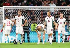  ?? FOTO: KAI PFAFFENBAC­H / AFP ?? Bedrückt und enttäuscht verlassen Ungarns Fußballer nach dem EM-AUS das Spielfeld in München.