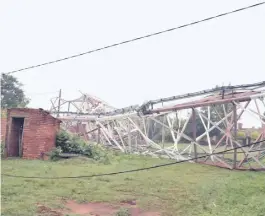  ?? ?? Una antena de Claro fue derribada por los fuertes vientos en el barrio San Rafael del distrito de San Ignacio, Misiones.