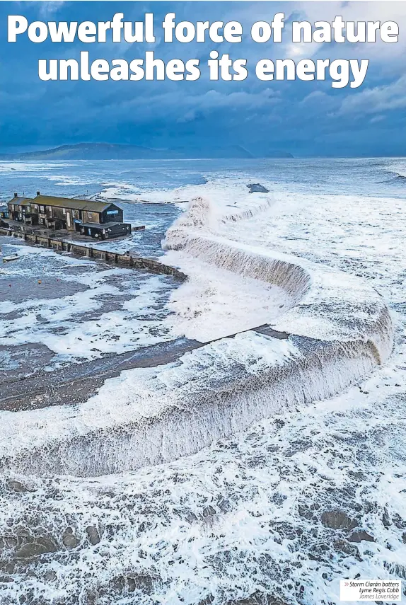  ?? James Loveridge ?? ⟫Storm Ciarán batters
Lyme Regis Cobb