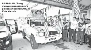  ??  ?? PELEPASAN: Chong menyempurn­akan acara pelepasan konvoi KMJG ke Kota Marudu.