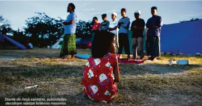  ?? Jewel Samad/AFP ?? Diante do risco sanitário, autoridade­s decidiram realizar enterros massivos