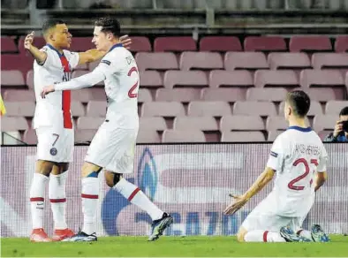  ?? EFE / ALBERTO ESTÉVEZ ?? El exzaragoci­sta Ander Herrera se arrodilla ante Mbappé, abrazado por Draxler tras el cuarto gol.