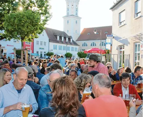  ?? Fotos: Josef Mörtl ?? Bei fast idealem Wetter feierten die Kühbacher am Wochenende auf dem Marktplatz ihr Marktfest.