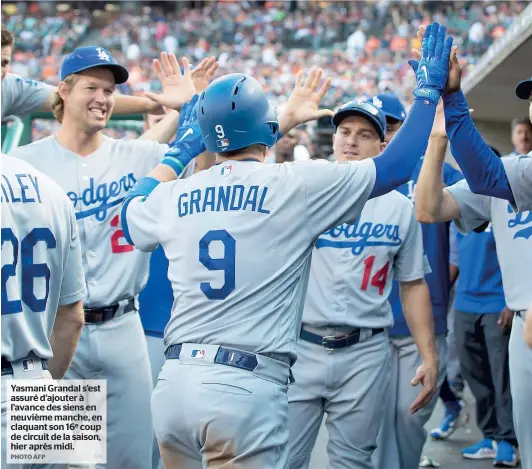  ??  ?? Yasmani Grandal s’est assuré d’ajouter à l’avance des siens en neuvième manche, en claquant son 16e coup de circuit de la saison, hier après midi. PHOTO AFP