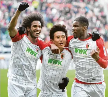  ?? Foto: Ulrich Wagner ?? Caiuby, Ja Cheol Koo und Kevin Danso bejubeln den Treffer des Südkoreane­rs zum 1:0. Am Ende gewannen die Augsburger sogar mit 3:0 und orientiert sich in der Tabelle weiter nach oben.