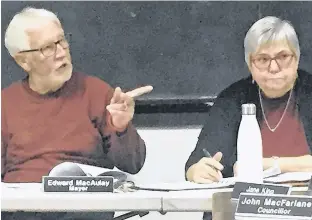  ?? ERNESTO CARRANZA/THE GUARDIAN ?? Three Rivers Mayor Edward MacAulay and deputy mayor Debbie Johnston deliberate at a town council meeting Tuesday night at the Lower Montague Community Hall.