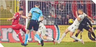  ?? ?? Dany Mota Carvalho hizo el segundo gol para el Monza, que en casa venció al poderoso Milan.