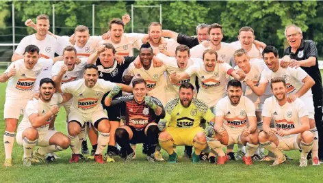  ?? RP-FOTO: MARKUS VAN OFFERN ?? So sehen Sieger aus: Der SV Rindern steigt in die Bezirkslig­a auf.