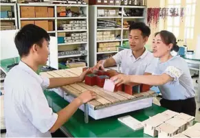  ?? — ANN ?? High school students from the northern province of Hung Yen invented a special bed that is able to keep people afloat on water.