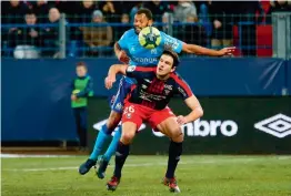  ?? AFP ?? Marseille’s Rolando ( left) vies for the ball with Ivan Santini of Caen in their French League match in Paris on Friday. Marseille won 2- 0. —