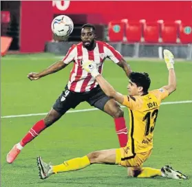  ?? FOTO: EFE ?? Iñaki Williams superó a Bono en esta acción, firmando el 0-1 que ya sería definitivo
Goleadores