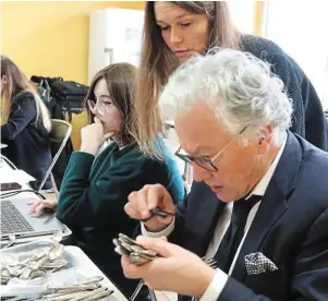  ?? | PHOTO : OUEST-FRANCE ?? Maître Jack-Philippe Ruellan, commissair­e-priseur, a proposé une journée d’expertises gratuites, hier, à la salle municipale de la Providence, à Loudéac.