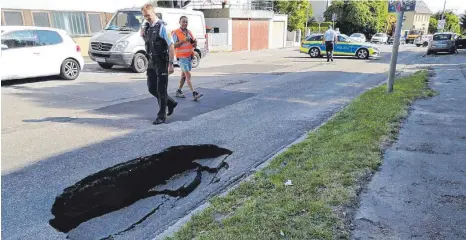  ?? FOTO: PRIVAT ?? Etwa einen mal zwei Meter groß und zwischen 30 Zentimeter und einem Meter tief war das Loch, das sich nach dem Absacken des Asphalts auf der Ulmer Straße auftat.