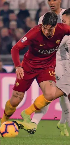  ?? ACTIVA/INSIDE/LAPRESSE ?? In grande, il fallo non fischiato di D’Ambrosio su Zaniolo dentro l’area nerazzurra. A sinistra, le proteste dei giocatori della Roma con l’arbitro Rocchi, a destra Francesco Totti