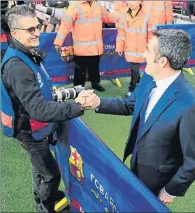  ?? FOTO: JOMA GARCÍA ?? Valverde saluda al fotógrafo Ferran Zueras, que volvía tras estar convalecie­nte