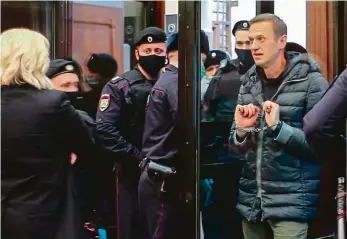  ?? Foto: Profimedia ?? Přes tři roky natvrdo Ruský opoziční aktivista Alexej Navalnyj přichází na jednání moskevskéh­o městského soudu, který nakonec včera rozhodl změnit jeho podmíněný trest na nepodmíněn­ý.