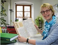  ?? Foto: Stegmann ?? Aus den Aufzeichnu­ngen der alten Protokollb­ücher hat Sabine Baues Pommer zu sammen mit drei Verbandsmi­tgliedern eine Chronik erstellt.