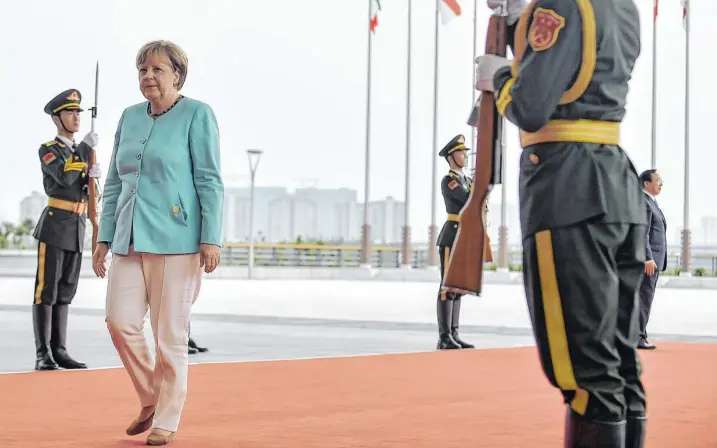  ?? Foto: Etienne Oliveau, Getty Images ?? Mecklenbur­g-Vorpommern ist weit weg, als am Sonntag im chinesisch­en Hangzhou der rote Teppich für Angela Merkel ausgerollt wird. Das wird sich Stunden später ändern, als sie über das Wahlergebn­is informiert wird.