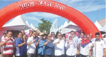  ??  ?? Nanta (front, fourth right) gives the thumbs-up to the Karnival Usahawan Desa 2018. Seen with him are (from fourth left) Kapit Resident Joseph Belayong, Deputy State Secretary Datu Jaul Samion and others.