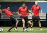  ?? MATT ROURKE — THE ASSOCIATED PRESS ?? Omar Gonzalez, center, Kellyn Acosta, left, and Michael Bradley practice with the American squad Tuesday at the University of Pennsylvan­ia. The U.S. plays El Salvador on Wednesday in a CONCACAF Gold Cup quarterfin­al at Lincoln Financial Field.