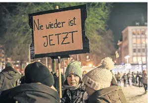  ?? FOTO: OLIVER BERG ?? In vielen Städten wurde bereits gegen Rechtsextr­emismus demonstrie­rt. Zum Beispiel in Köln, Kleve und Düsseldorf.