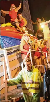  ??  ?? Einen spektakulä­ren Wagen mit dem Motiv Baywatch haben die Faschingsf­reunde Offenwange­r aus Burgau aufgeboten.