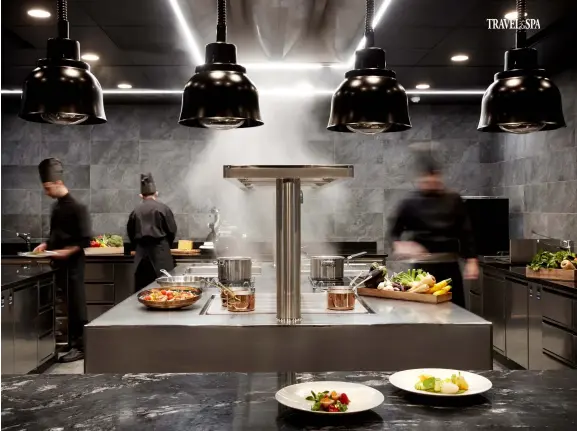  ??  ?? La sala sospesa tra gli alberi del ristorante Dolomia e, qui sopra, la cucina del Lefay Dolomiti all’opera.