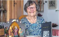  ?? FOTO: CHRISTIAN FLEMMING ?? Helga Heil hat 1947 an Weihnachte­n ein Care-Paket bekommen, in dem auch diese Krippe und ein Neues Testament enthalten waren.