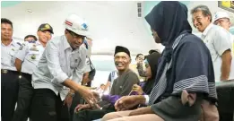  ?? ALLEX QOMARULLA/JAWA POS ?? TINJAU LAPANGAN: Menhub Budi Karya Sumadi menyapa para calon penumpang di Pelabuhan Tanjung Perak kemarin (9/6).