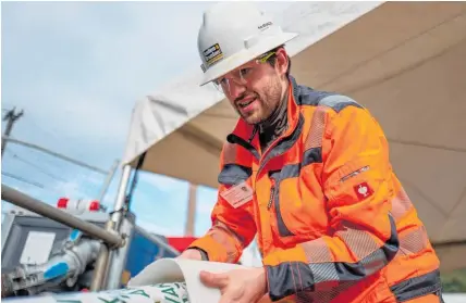  ?? Photo / Wellington Water ?? Max Vollenbroi­ch of German firm Amex-Sanivar working on broken sludge pipes in Wellington.