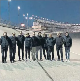  ?? FOTO: TWITTER Z. BROWN ?? Alonso, junto a los integrante­s del United Autosports en el óvalo de Daytona