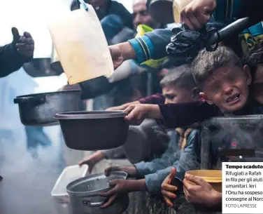  ?? FOTO LAPRESSE ?? Tempo scaduto Rifugiati a Rafah in fila per gli aiuti umanitari. Ieri l’onu ha sospeso le consegne al Nord