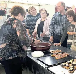  ?? SÁNCHEZ ?? ▶▶ Clientes degustan tapas artesanale­s en uno de los estands de la Fira.