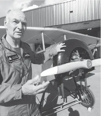  ?? MIKE HENSEN ?? Pilot Allan Snowie shows off his replica Nieuport 11, a French-designed plane that for a time in 1916 allowed the Allies to dominate in the air over the trenches in the First World War. The 200-kilogram scouts airplanes flew above the trenches to...