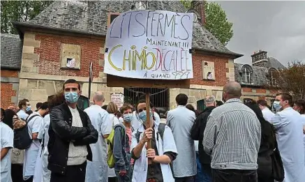  ?? Sevgi / Sipa ?? Une manifestat­ion de soignants devant le service d’immunopath­ologie de l’hôpital Saint-Louis, à Paris, le 20 avril.