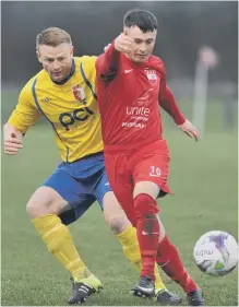  ??  ?? Washington’s Jak Hanson (red) gets the better of Ross Preston.