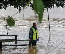  ?? (Foto Ghazali Kori/bh) ?? Penduduk, Mohamad Che Embong melihat paras air sungai yang menenggela­mkan jeti selepas hujan lebat ketika tinjauan di Kampung Pulau Manis, Serada, Kuala Terengganu.