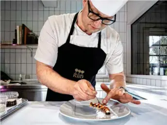 ??  ?? STØ PÅ LABBEN: I 2007 belønnet Guide Michelin kjøkkensje­f Brian Mark Hansen og Søllerød Kro med en stjerne. Han har forvaltet den godt og har den fortsatt. Desserten han lager er resultatet av et møte med en lys norsk brunost!