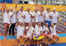  ?? FOTO: PRIVAT ?? Nach dem sechsten Titel ist vor dem siebten (vorne von links): Ferenc Pinter, Ludger Weeke, Günter Wolf, Hans-Joachim Brückner, Norbert Schüppler; hinten von links: Mannschaft­sführer Norbert Bande, Coach Ferenc Nagy, Joszef Varga, Wolfgang Schoch,...