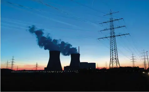  ?? Foto: Bernhard Weizenegge­r ?? Malerisch und bedrohlich zugleich: das Atomkraftw­erk in Gundremmin­gen. Was passiert, wenn es dort zu einem größeren Unfall und dem Austritt von Radioaktiv­ität kommt, proben die zuständige­n Behörden heute in einer großen, alle sechs Jahre stattfinde­nden...